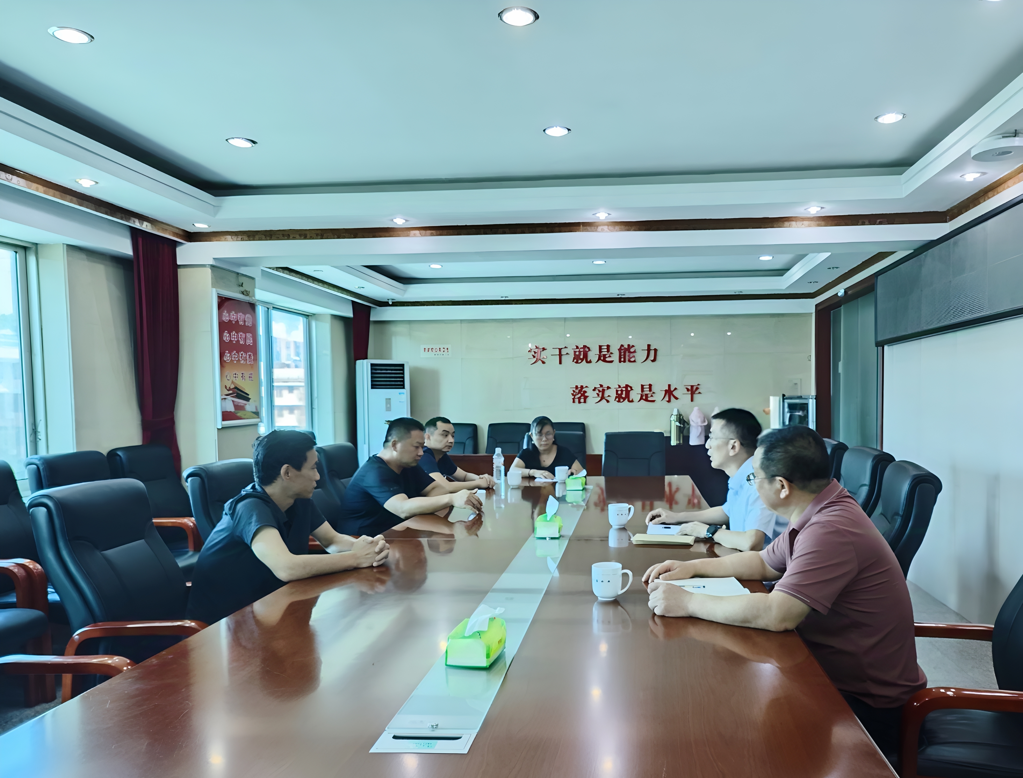 慰問(wèn)困難黨員.jpg 慰問(wèn)困難黨員.jpg